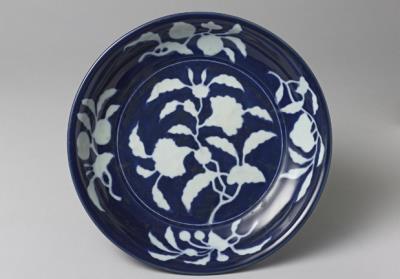 图片[2]-Dish with decoration of white sprays of pomegranate flowers and fruits on cobalt blue ground, Hsuan-te reign (1426-1435), Ming dynasty-China Archive